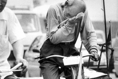 In the winter of 1987, 74-year-old Bai Fangli returned to his hometown in Hebei Province, exhausted from a lifetime of grueling work as a rickshaw driver in the city. His body was frail, his hands calloused, and his back bent from decades of pulling passengers through the crowded streets of Tianjin. He thought at last he could rest, live out his final years in peace, and let life grow quiet around him.